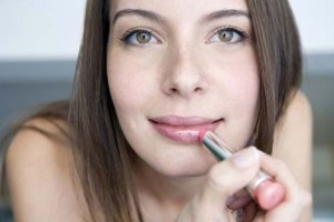 Image: 0033151122, License: Royalty free, Young woman applying lipstick, portrait, close-up, Property Release: Yes, Model Release: No or not aplicable, Credit line: Profimedia.hu, Westend